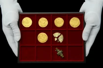 Đi làm đồng, đôi vợ chồng già khai quật được kho báu tiền tỷ