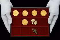 Đi làm đồng, đôi vợ chồng già khai quật được kho báu tiền tỷ