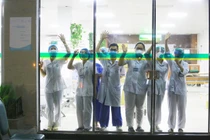 Những hình ảnh xúc động về các y bác sĩ trong Bệnh viện Bạch Mai chống COVID-19
