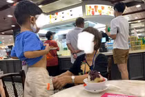 Người bà cho cháu đi vệ sinh giữa quán ăn khiến dân mạng dậy sóng