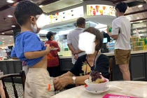 Người bà cho cháu đi vệ sinh giữa quán ăn khiến dân mạng dậy sóng