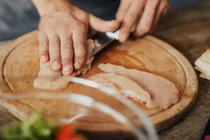 9 thói quen trong bếp không ngờ gây hại sức khỏe thế này