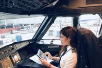 Bất ngờ gu thời trang gợi cảm của nữ cơ phó khi rời buồng lái