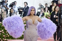 Thời trang khoe vòng 3 quyến rũ của nữ tỷ phú “bốc lửa” vừa ly hôn chồng