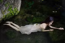 “Xịt máu mũi” với thời trang nóng bỏng của “nữ thần tắm suối” xứ Trung