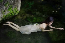 “Xịt máu mũi” với thời trang nóng bỏng của “nữ thần tắm suối” xứ Trung