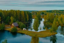 Cảnh đẹp thơ mộng ở ngôi làng bao quanh bởi sông nước ở Nga