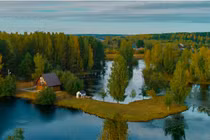 Cảnh đẹp thơ mộng ở ngôi làng bao quanh bởi sông nước ở Nga