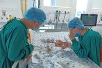 “Tan chảy” nụ cười hạnh phúc của Trúc Nhi - Diệu Nhi khi gặp bố mẹ