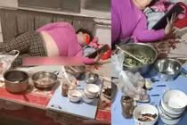 Vợ lướt điện thoại cả ngày, chồng chăm sóc tận tuỵ từng tý một