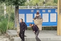 Trung Quốc: Cảnh hai anh em cõng mẹ đến bệnh viện gây sốt mạng