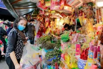 Dân Thủ đô đổ về phố hàng Mã sắm lễ cúng ông Công ông Táo