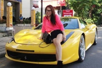 Vợ cả của Minh Nhựa có gu thời trang trẻ trung không ngờ