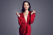 Gu thời trang nóng bỏng của nữ diễn viên Bond Girl dương tính Covid-19