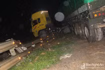 Container "trèo" lên đường sắt trong đêm, hàng chục người chung tay giải cứu