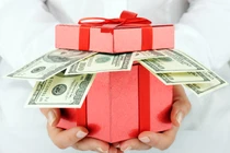 Lạm phát quá cao, ngân hàng ở Anh phát tiền cho nhân viên