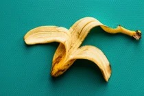 Người đàn ông bị bắt vì dùng vỏ chuối…đánh vợ