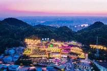 Tận mục nhà hàng lẩu lớn nhất thế giới, phục vụ được 5.800 khách