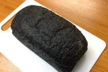 Tận mục loại bánh mì “đen như than” gây sốt ở Nhật