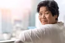 Con trai cặm cụi giặt đồ cho vợ, mẹ xót rơi nước mắt! 