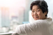 Con trai cặm cụi giặt đồ cho vợ, mẹ xót rơi nước mắt! 