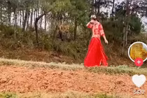 Cô dâu khóc nức nở khi tự đi bộ 5km đến nhà chú rể