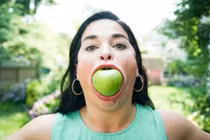 Người phụ nữ kiếm được tiền tỷ nhờ chiếc miệng rộng