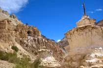 Tận mục tu viện nổi tiếng nằm cheo leo trên vách núi đá 