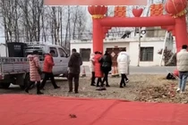 Cô dâu chuyển dạ giữa đám cưới, ngày vui thêm phần phấn khởi