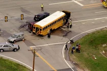 Bé gái 13 tuổi lái trộm xe hơi gây tai nạn liên hoàn