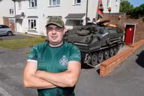 Ông bố “nổi như cồn” vì lái xe tăng đưa con đi siêu thị