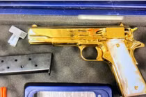 Cô gái Mỹ bị bắt vì giấu khẩu súng mạ vàng trong hành lý