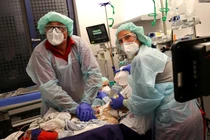 Cảm động hình ảnh bác sĩ giành giật sự sống cho bệnh nhân COVID-19
