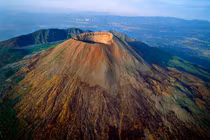 Chàng trai 23 tuổi rơi xuống miệng núi lửa khi đang selfie