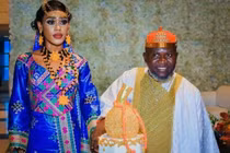 Chú rể nhờ anh trai rước dâu hộ vì bận đi đá bóng