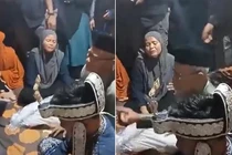 Cặp đôi Indonesia kết hôn cạnh thi thể bố cô dâu