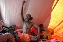 Người đàn ông Ấn Độ giơ tay phải lên trời suốt 10 năm qua