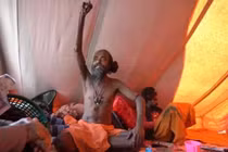 Người đàn ông Ấn Độ giơ tay phải lên trời suốt 10 năm qua