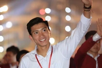 Diện sơ mi trắng, Văn Hậu chuẩn soái ca "đốn tim" fan nữ