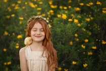 Bộ ảnh bé gái và động vật đáng yêu “lay động” người xem