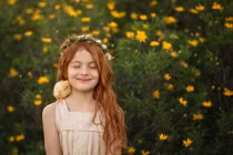 Bộ ảnh bé gái và động vật đáng yêu “lay động” người xem