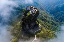 Tận mục ngôi đền đôi trên chóp đá cheo leo ở Trung Quốc