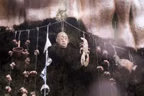 Kỳ lạ giếng nước cổ “hóa đá” mọi thứ bên trong