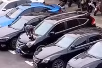 Trung Quốc: Con trai giẫm hỏng 7 ô tô, bà mẹ phải đền 400 triệu
