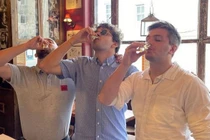 Lập kỷ lục Guinness vì uống rượu ở 67 quán trong một ngày