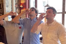 Lập kỷ lục Guinness vì uống rượu ở 67 quán trong một ngày