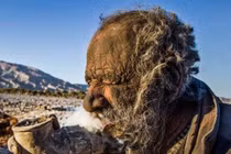 "Dị nhân” gần 70 năm chưa tắm, không ai dám lại gần