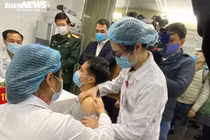 Sức khoẻ ba người đầu tiên tiêm vaccine COVID-19 'made in Vietnam' ra sao?