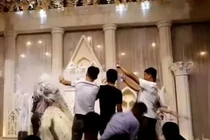 Bạn chú rể xịt tuyết đầy người, cô dâu nức nở đòi ly hôn