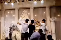 Bạn chú rể xịt tuyết đầy người, cô dâu nức nở đòi ly hôn